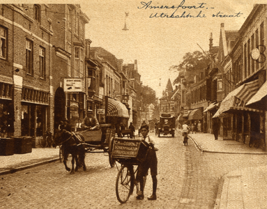 350396 Gezicht in de Utrechtsestraat te Amersfoort, uit het noordoosten; met op de voorgrond een jongen met een ...